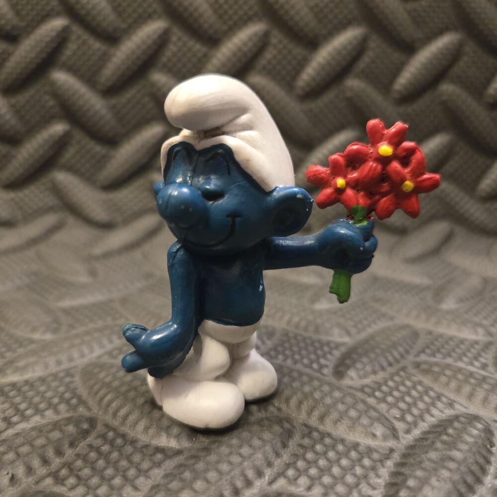 Vintage Schleich Smurf Holding Flowers Figure 1980 Peyo PVC
